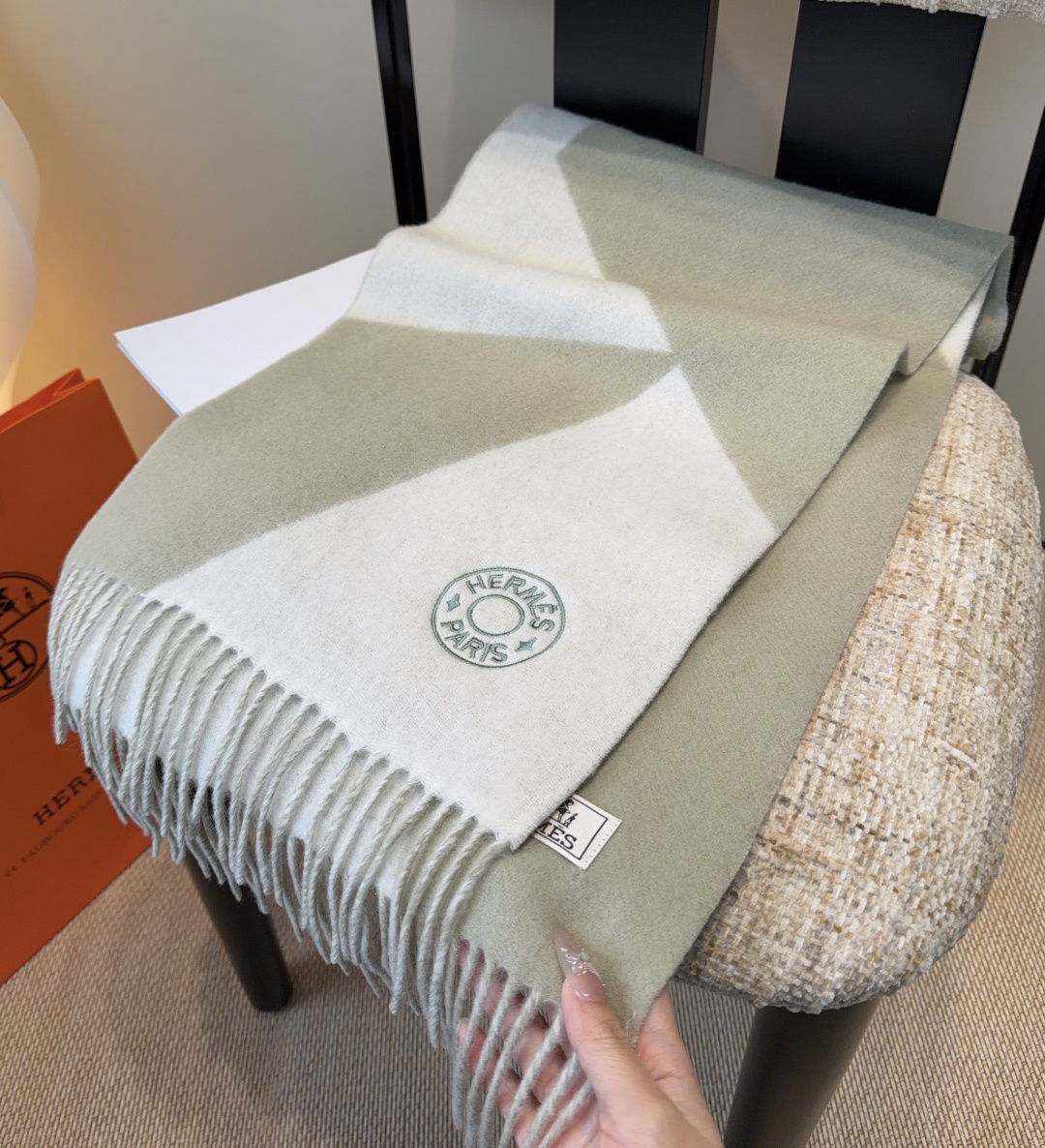 2025年Hermes · 爱马仕，难得一见的温柔配色，低调又不失优雅❗️】重点推荐❗️双边配色，一条围