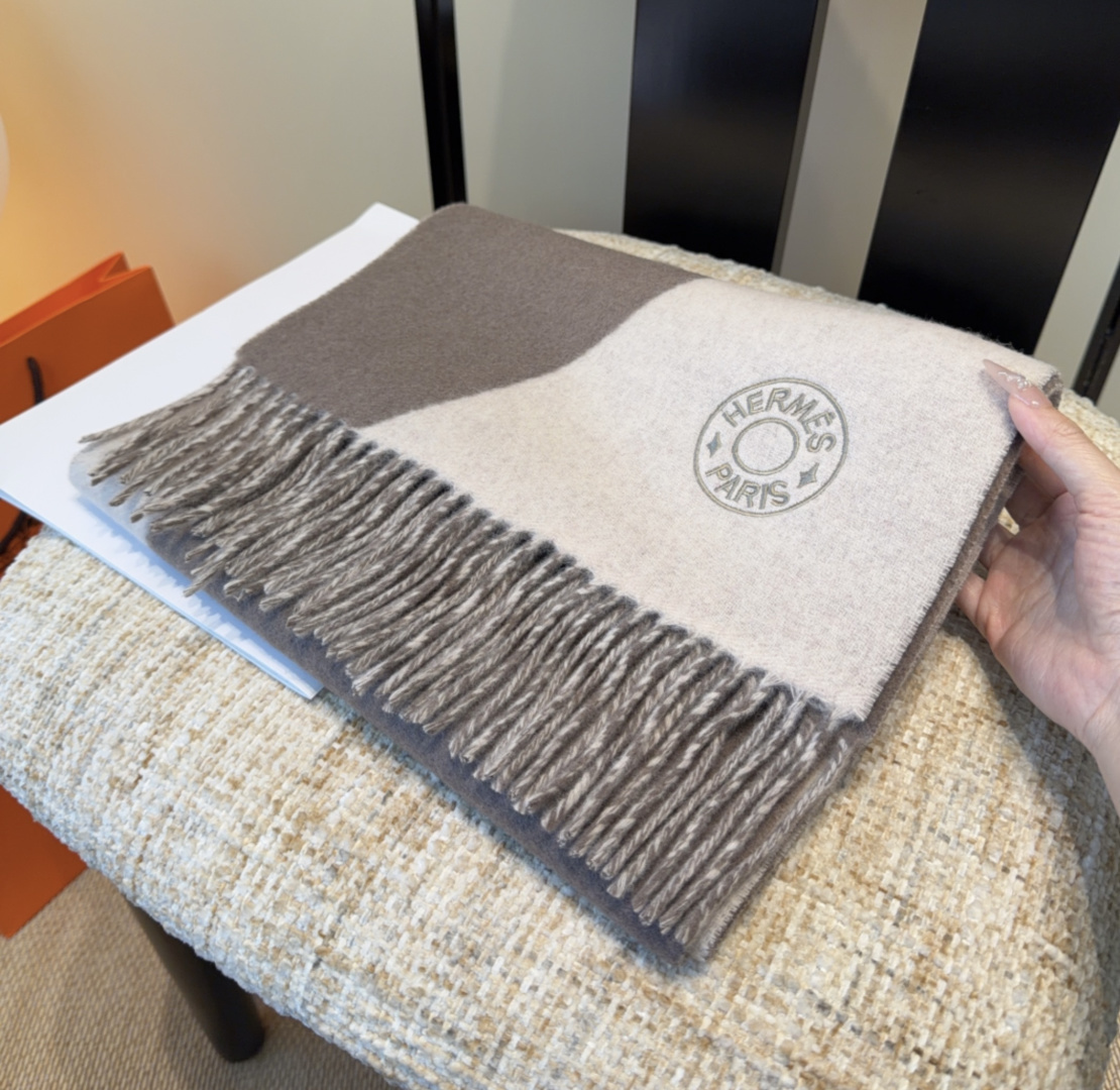 2025年Hermes · 爱马仕，难得一见的温柔配色，低调又不失优雅❗️】重点推荐❗️双边配色，一条围