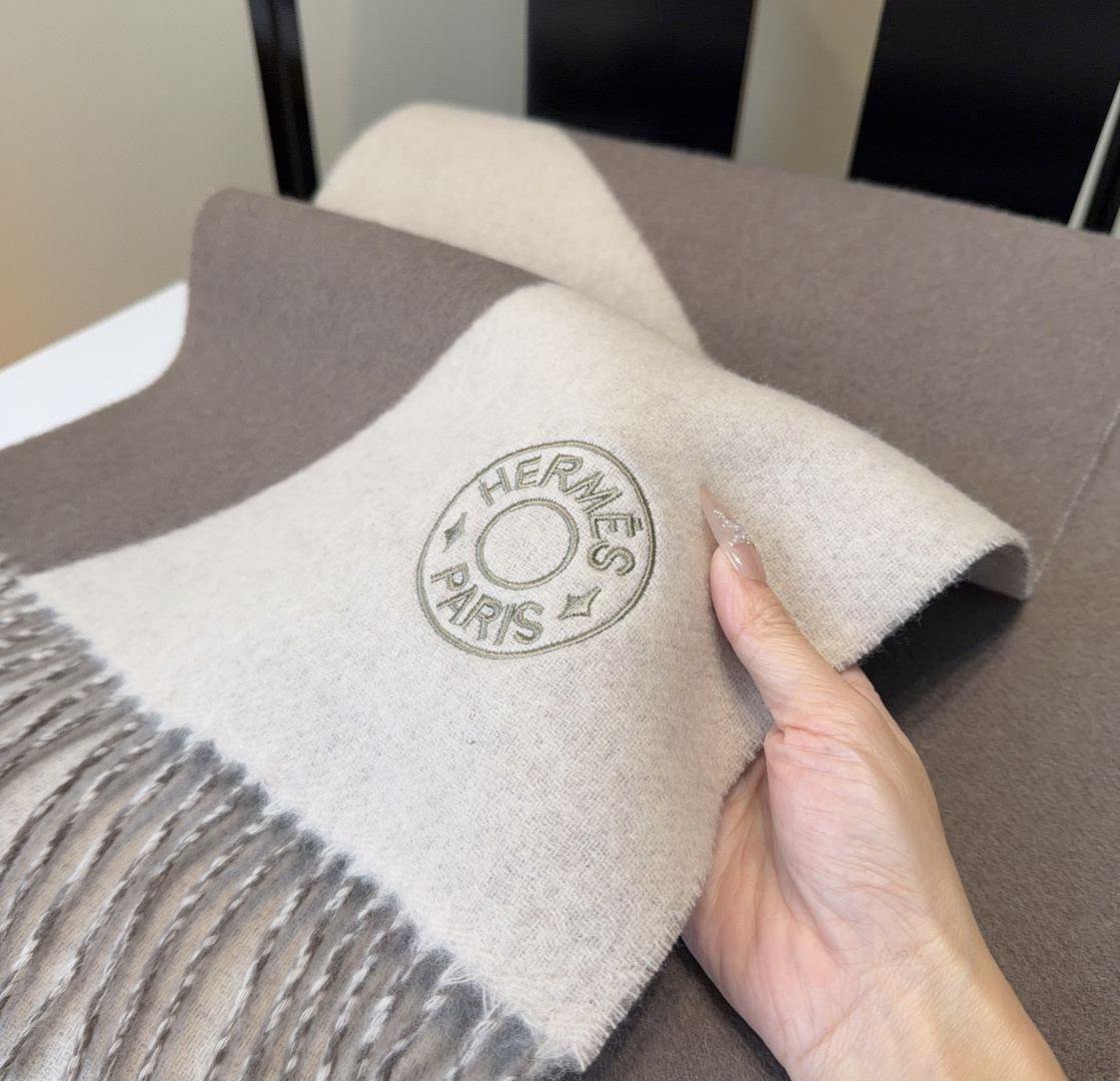 2025年Hermes · 爱马仕，难得一见的温柔配色，低调又不失优雅❗️】重点推荐❗️双边配色，一条围