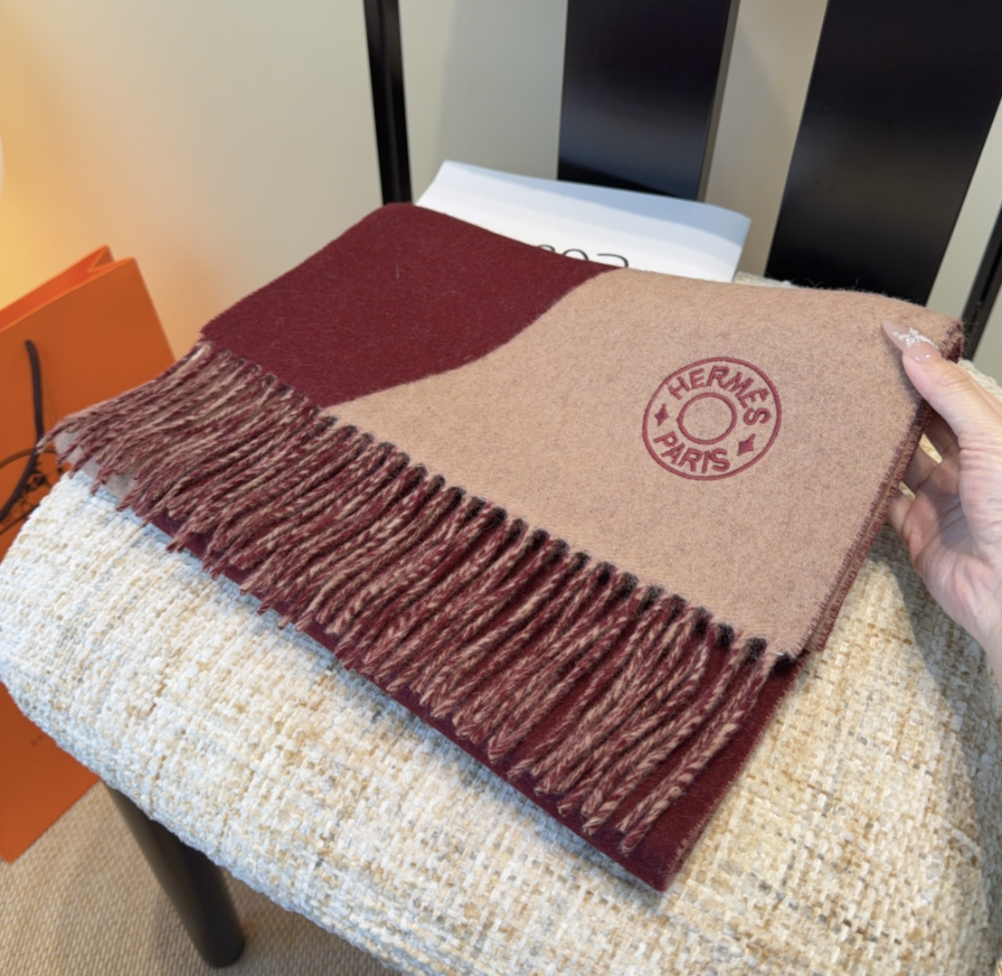 2025年Hermes · 爱马仕，难得一见的温柔配色，低调又不失优雅❗️】重点推荐❗️双边配色，一条围