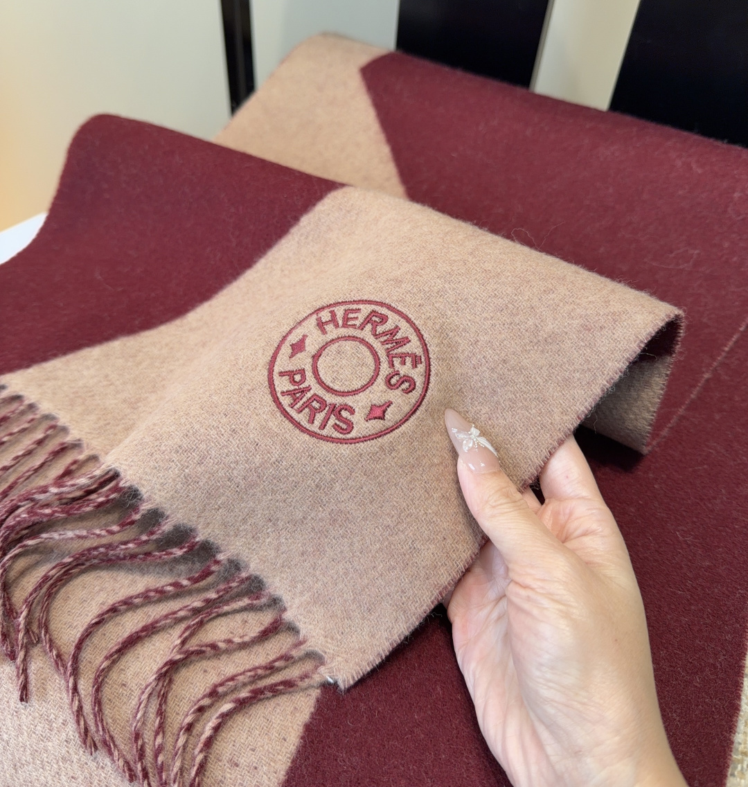 2025年Hermes · 爱马仕，难得一见的温柔配色，低调又不失优雅❗️】重点推荐❗️双边配色，一条围