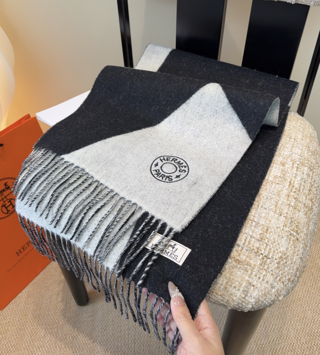 2025年Hermes · 爱马仕，难得一见的温柔配色，低调又不失优雅❗️】重点推荐❗️双边配色，一条围