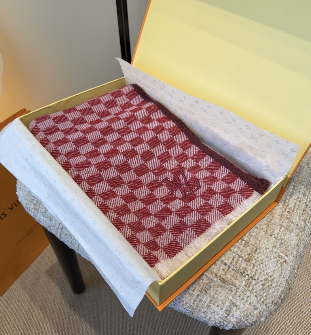 Lv围巾❗️好看的要疯掉了，太有型太有魅力了❗️❗️非常斯文时尚的秋冬单品！真的很喜欢，非常Classi