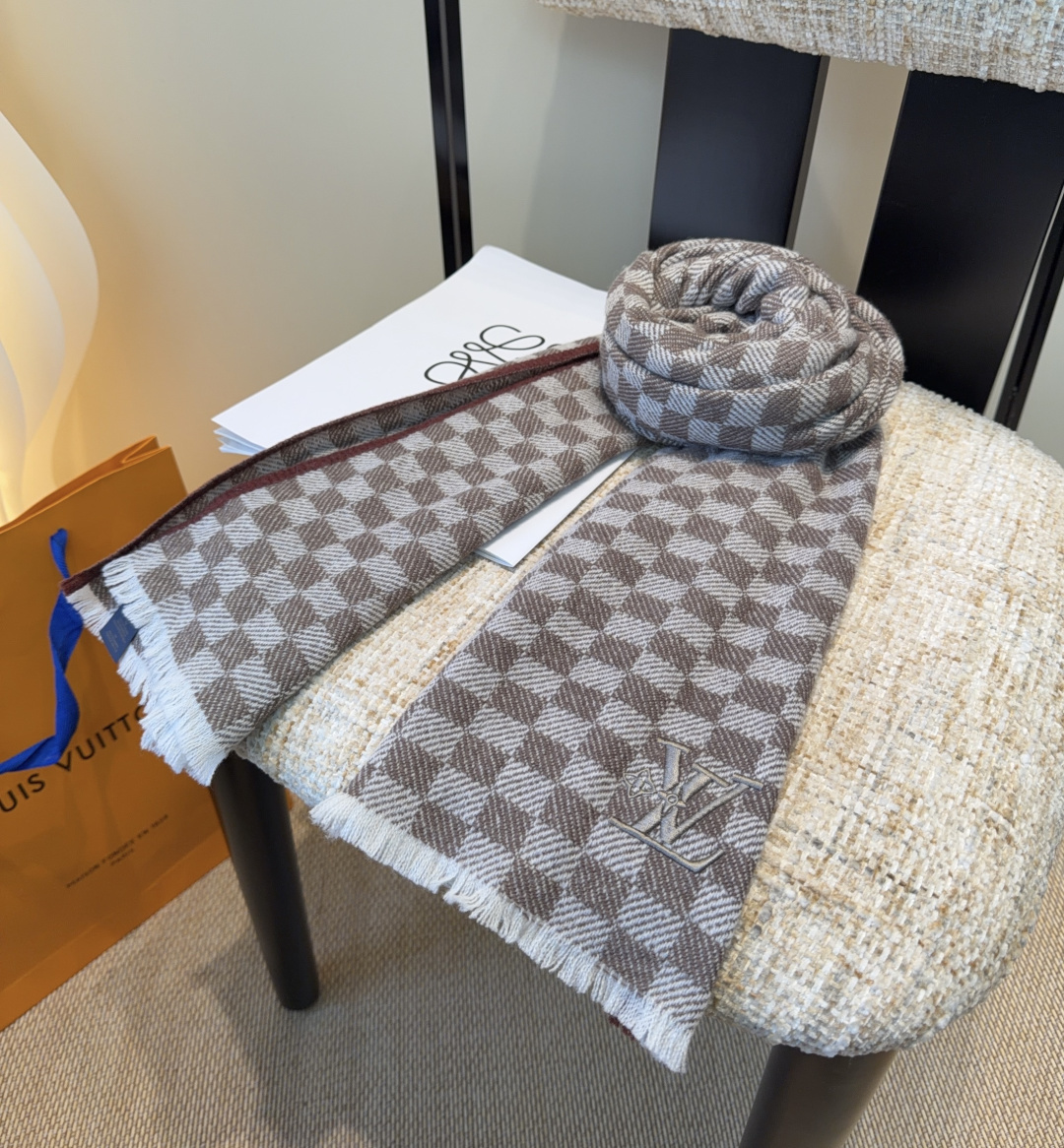 Lv围巾❗️好看的要疯掉了，太有型太有魅力了❗️❗️非常斯文时尚的秋冬单品！真的很喜欢，非常Classi
