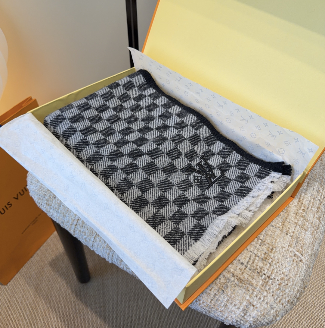 Lv围巾❗️好看的要疯掉了，太有型太有魅力了❗️❗️非常斯文时尚的秋冬单品！真的很喜欢，非常Classi