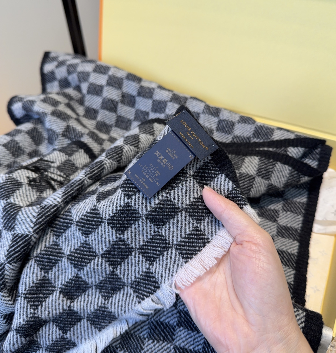 Lv围巾❗️好看的要疯掉了，太有型太有魅力了❗️❗️非常斯文时尚的秋冬单品！真的很喜欢，非常Classi