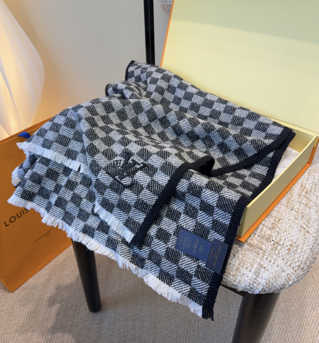 Lv围巾❗️好看的要疯掉了，太有型太有魅力了❗️❗️非常斯文时尚的秋冬单品！真的很喜欢，非常Classi