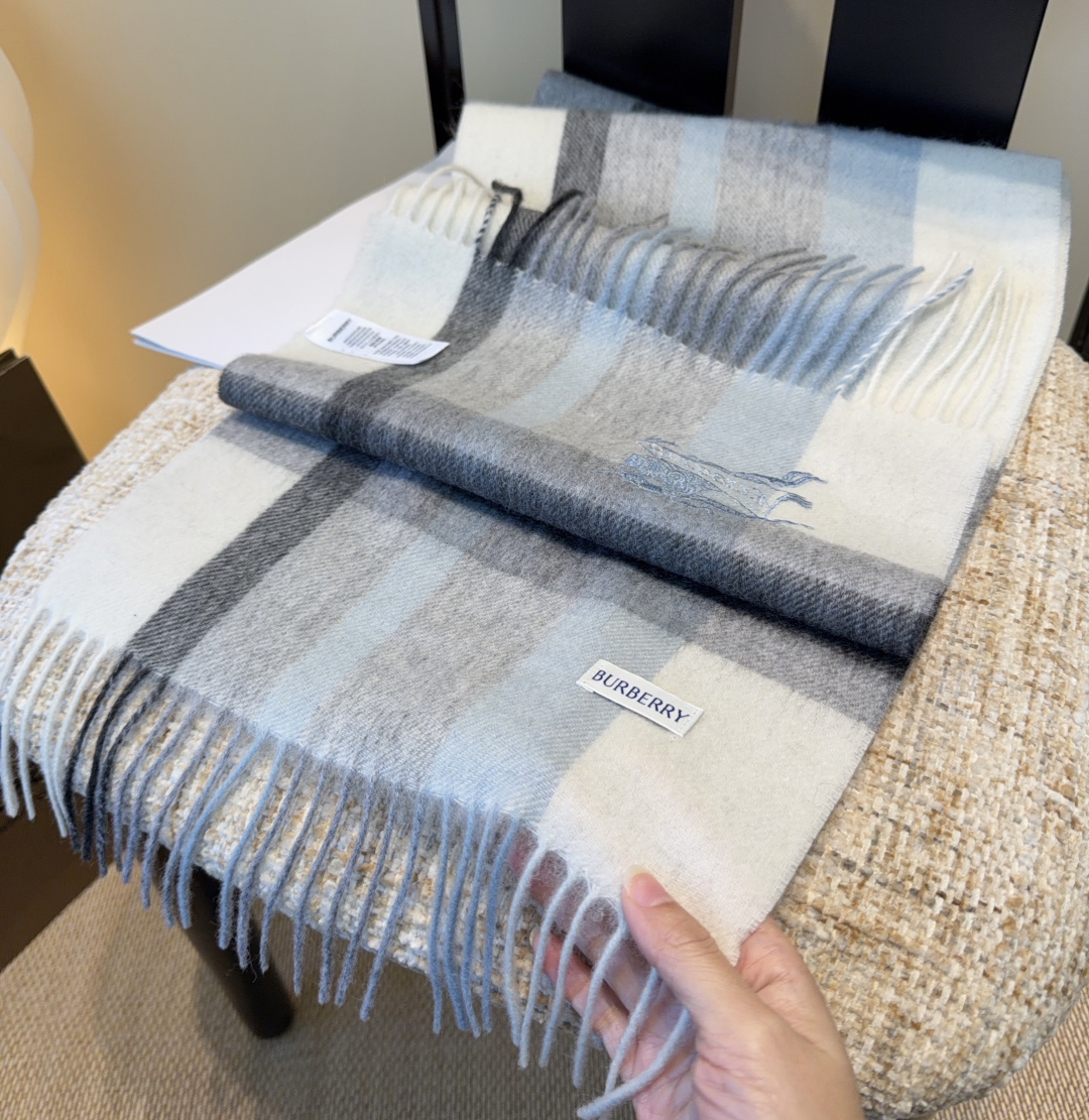 Burberry · 巴宝莉围巾❗️好看的要疯掉了，太有型太有魅力了❗️❗️非常斯文时尚的秋冬单品！真的