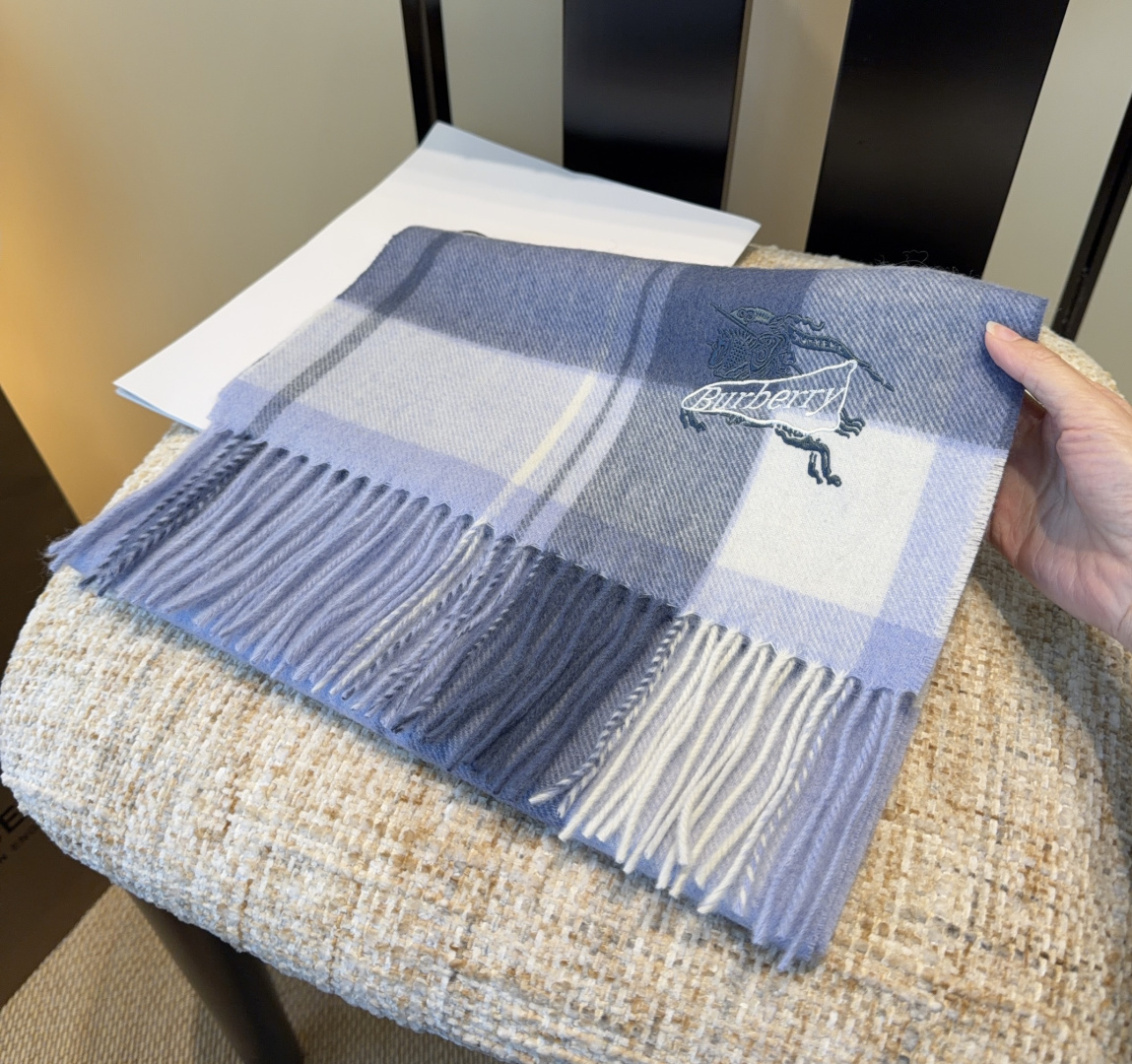 Burberry · 巴宝莉围巾❗️好看的要疯掉了，太有型太有魅力了❗️❗️非常斯文时尚的秋冬单品！真的