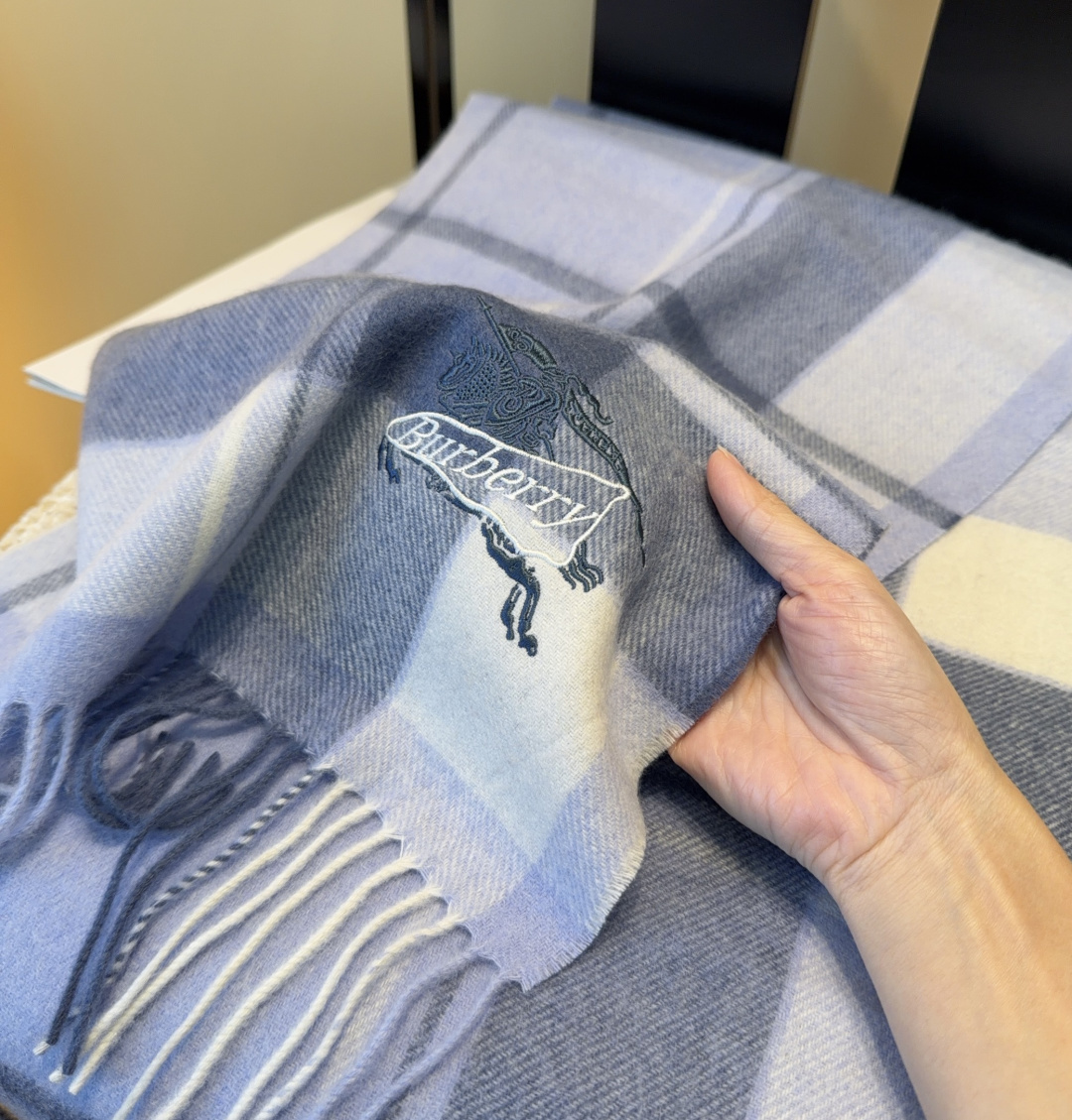 Burberry · 巴宝莉围巾❗️好看的要疯掉了，太有型太有魅力了❗️❗️非常斯文时尚的秋冬单品！真的