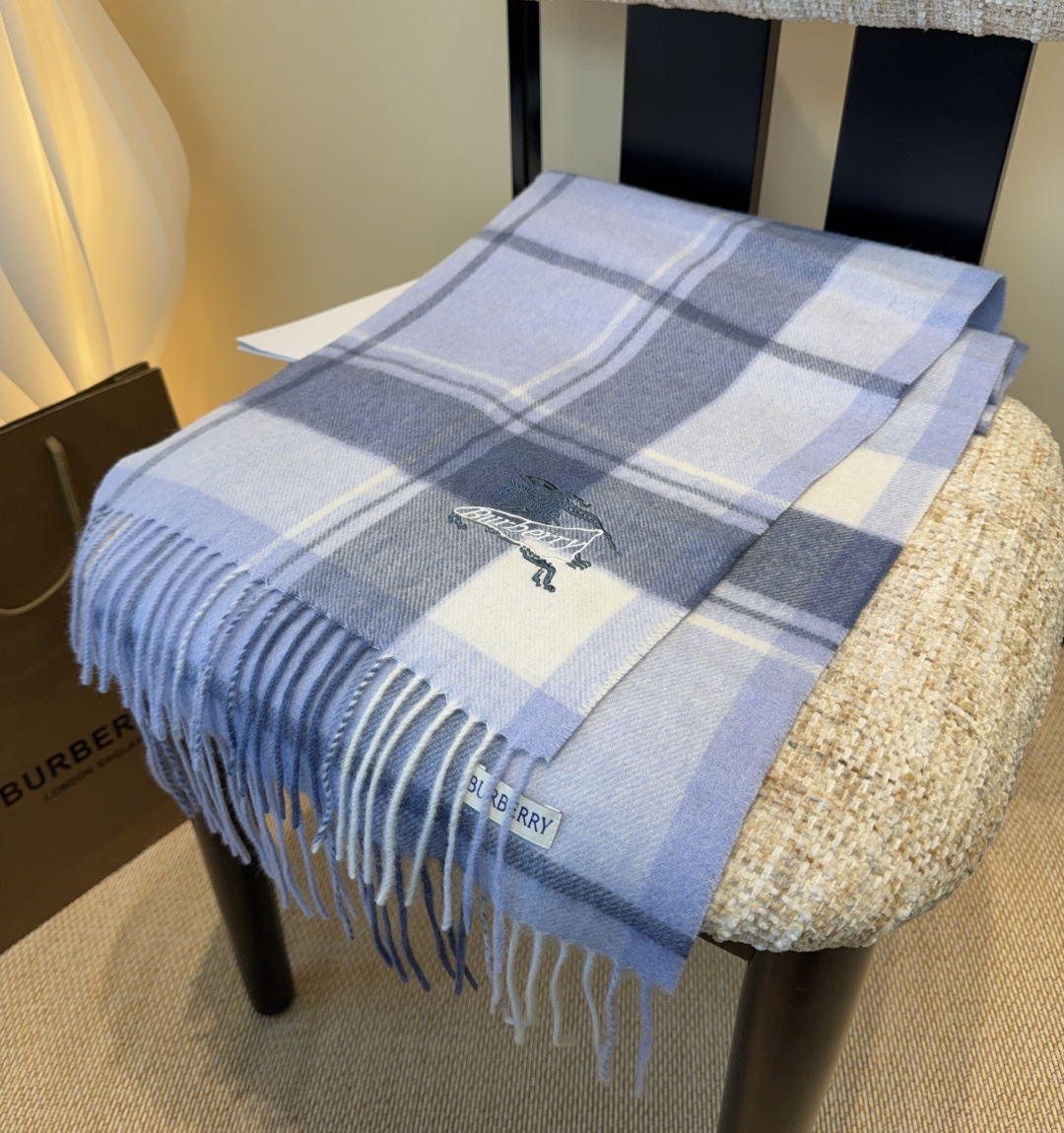 Burberry · 巴宝莉围巾❗️好看的要疯掉了，太有型太有魅力了❗️❗️非常斯文时尚的秋冬单品！真的