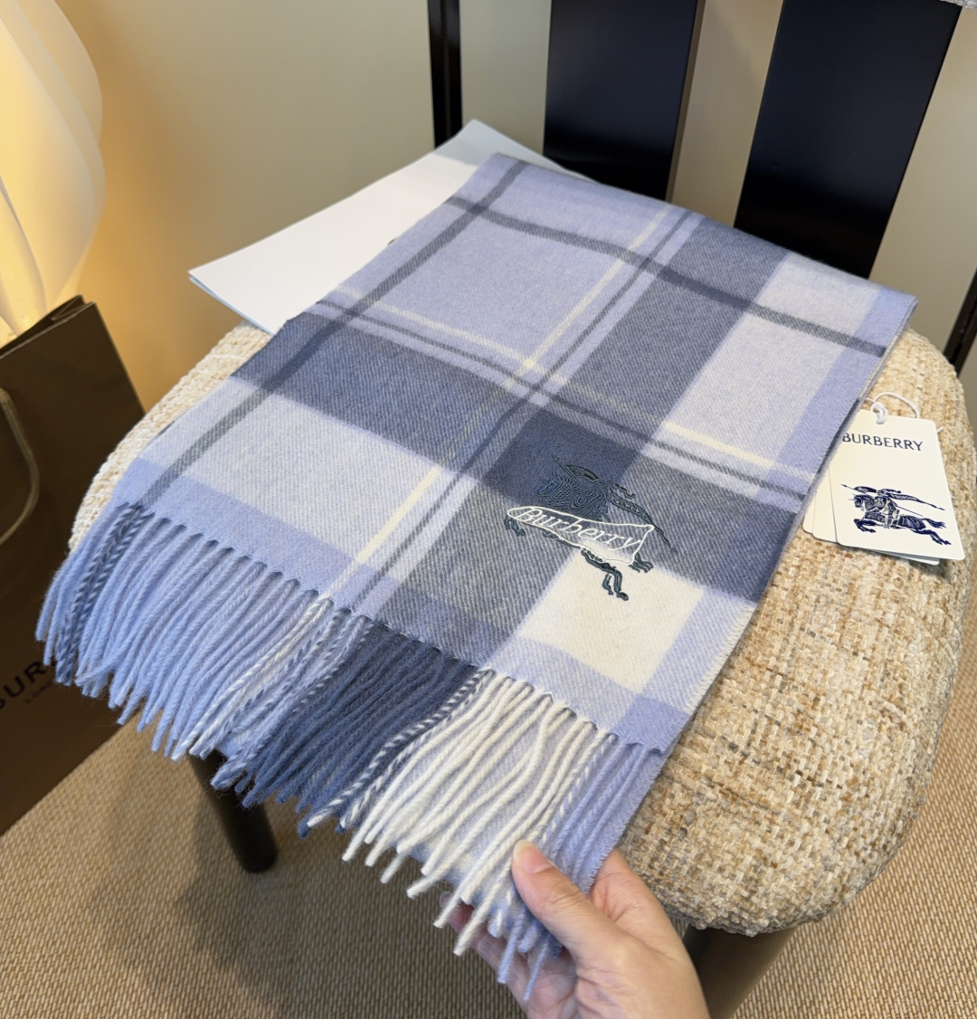 Burberry · 巴宝莉围巾❗️好看的要疯掉了，太有型太有魅力了❗️❗️非常斯文时尚的秋冬单品！真的