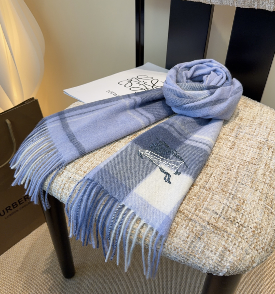 Burberry · 巴宝莉围巾❗️好看的要疯掉了，太有型太有魅力了❗️❗️非常斯文时尚的秋冬单品！真的