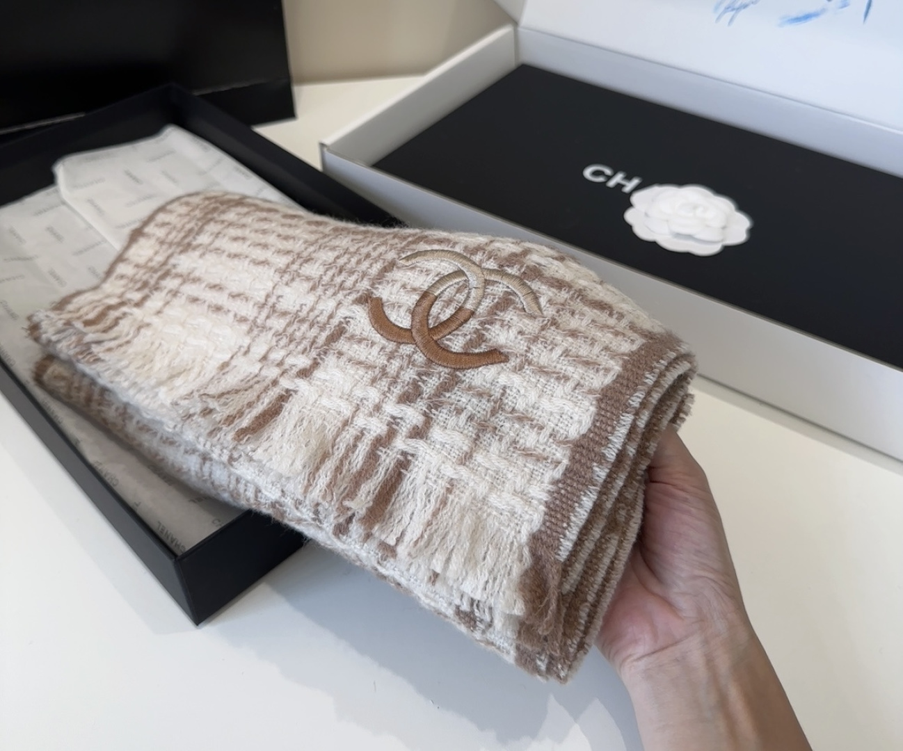 【双C针织羊绒围巾】今年的新款~真的超级气质百搭的设计~经典菱格纹元素再现，香家专属的风格！coco l