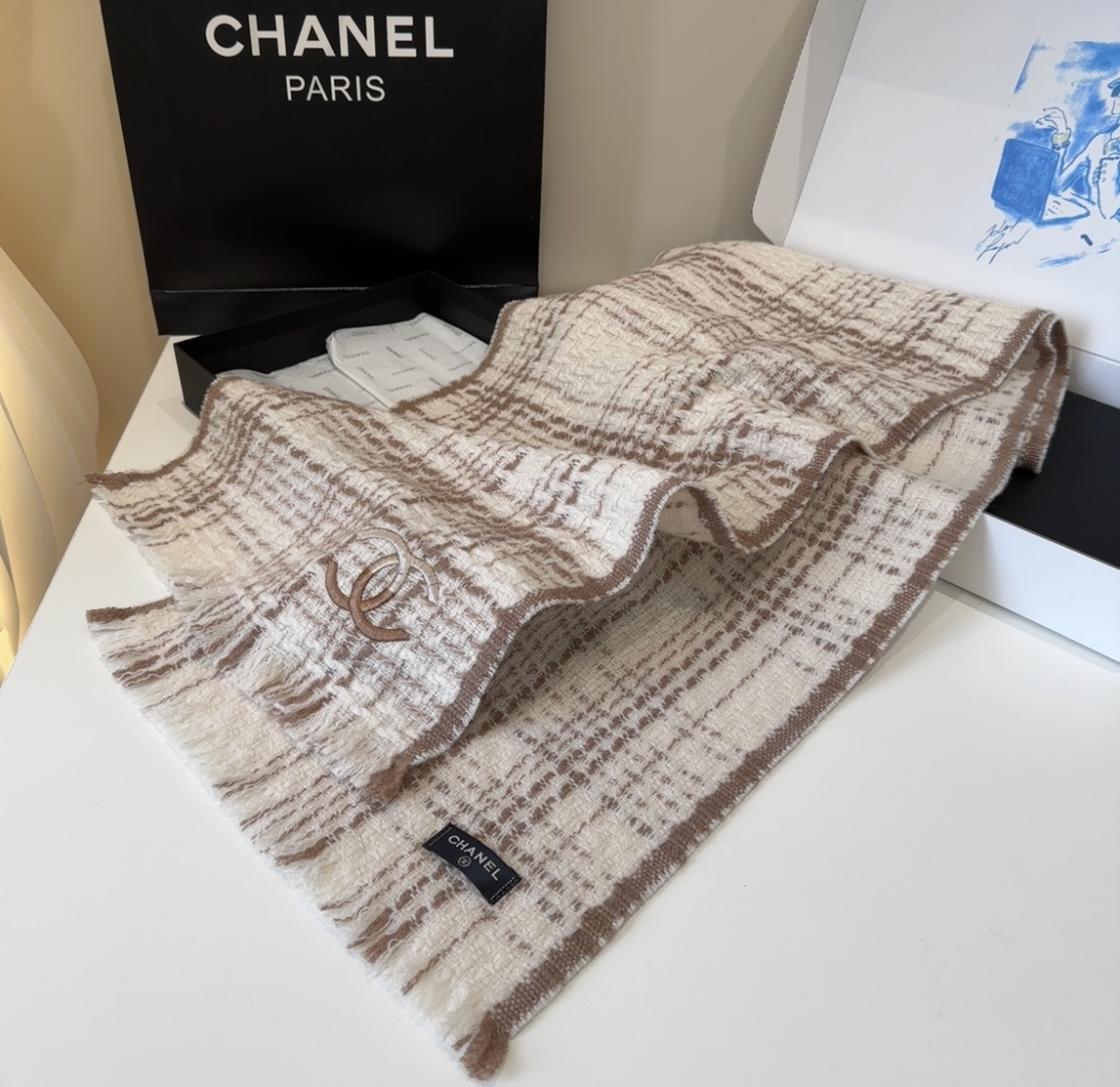 【双C针织羊绒围巾】今年的新款~真的超级气质百搭的设计~经典菱格纹元素再现，香家专属的风格！coco l