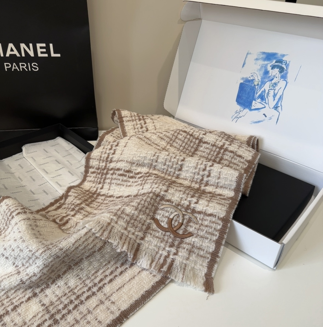 【双C针织羊绒围巾】今年的新款~真的超级气质百搭的设计~经典菱格纹元素再现，香家专属的风格！coco l