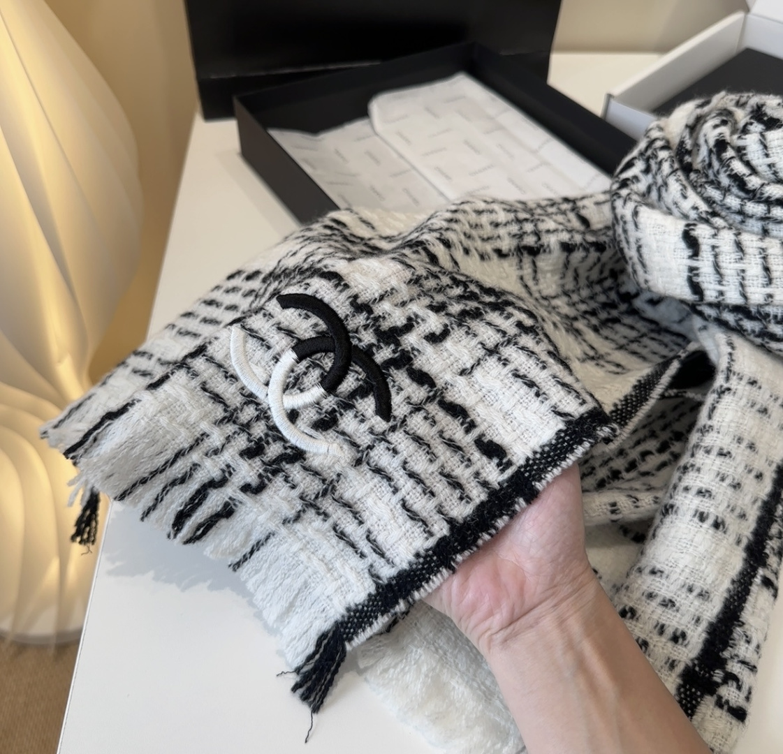 【双C针织羊绒围巾】今年的新款~真的超级气质百搭的设计~经典菱格纹元素再现，香家专属的风格！coco l