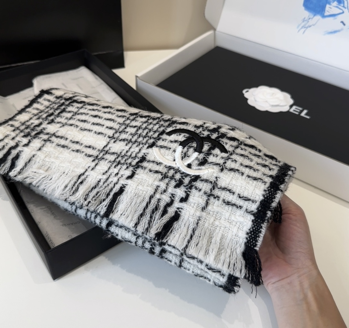 【双C针织羊绒围巾】今年的新款~真的超级气质百搭的设计~经典菱格纹元素再现，香家专属的风格！coco l