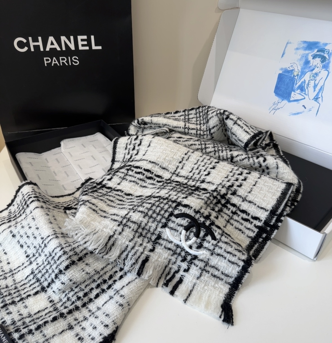 【双C针织羊绒围巾】今年的新款~真的超级气质百搭的设计~经典菱格纹元素再现，香家专属的风格！coco l