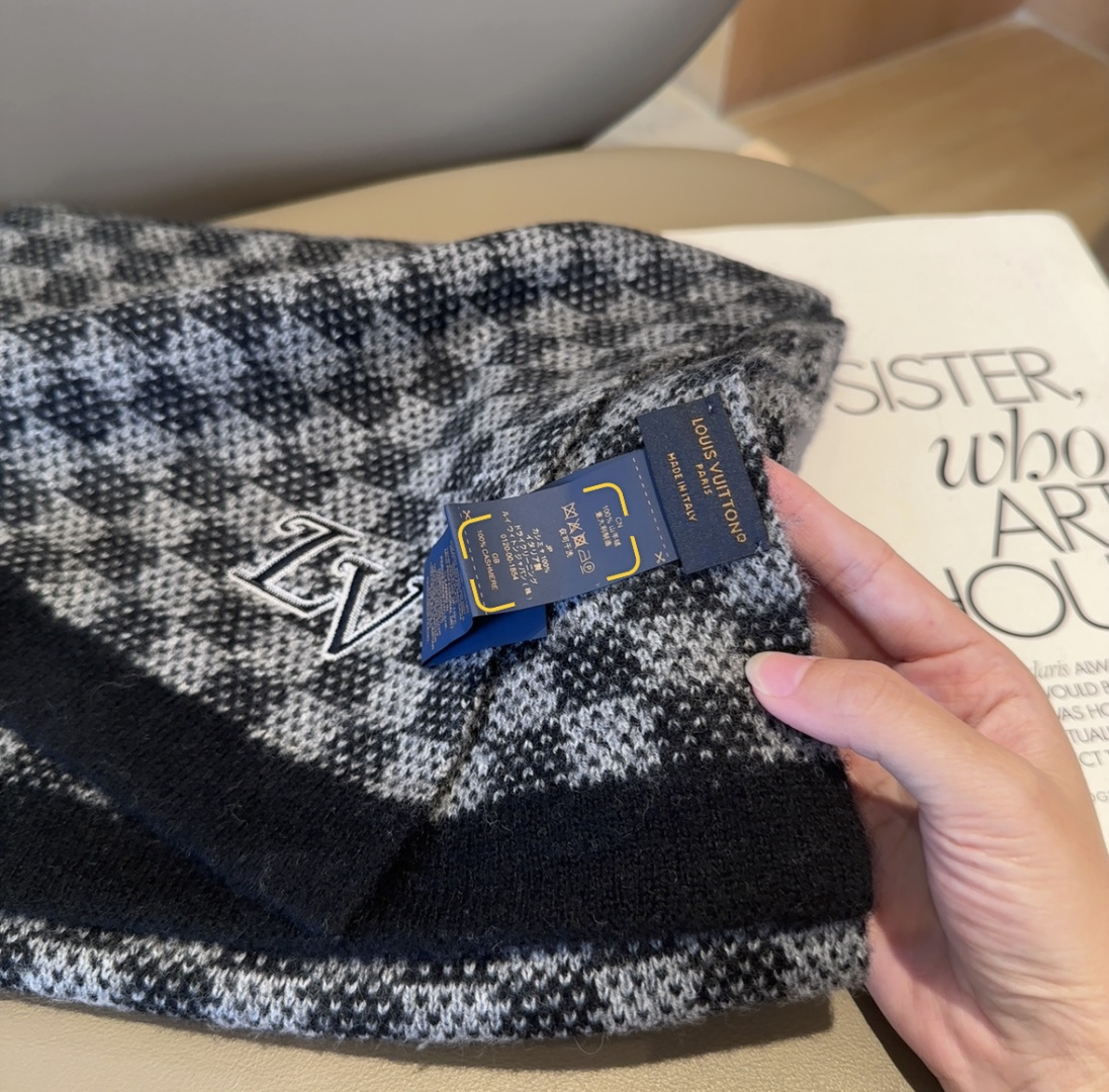 爆款上新 情侣款👍👍LV 独家牛货🐂 奢华尽在尺寸之间，高端品质‼️具有超高羊绒品质才会被此品牌青睐‼️