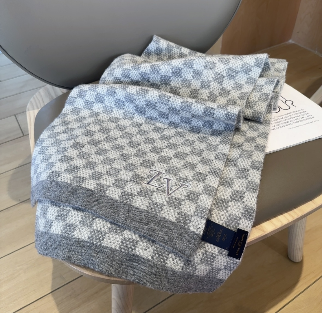 爆款上新 情侣款👍👍LV 独家牛货🐂 奢华尽在尺寸之间，高端品质‼️具有超高羊绒品质才会被此品牌青睐‼️