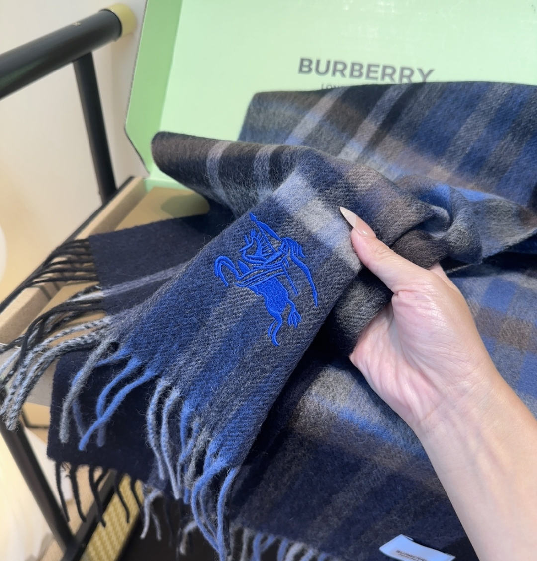 Burberry · 巴宝莉围巾❗️好看的要疯掉了，太有型太有魅力了❗️❗️非常斯文时尚的秋冬单品！真的