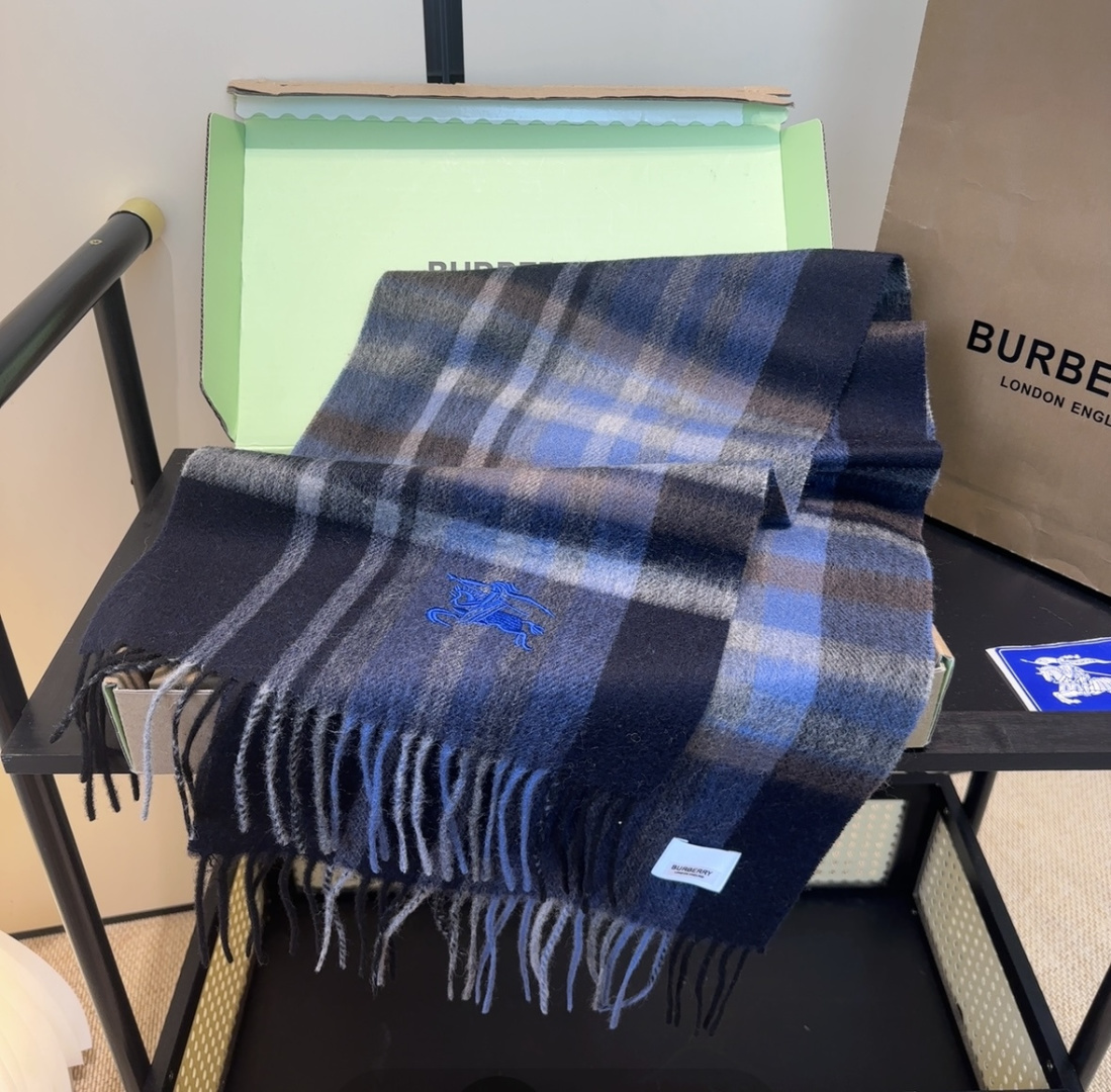 Burberry · 巴宝莉围巾❗️好看的要疯掉了，太有型太有魅力了❗️❗️非常斯文时尚的秋冬单品！真的