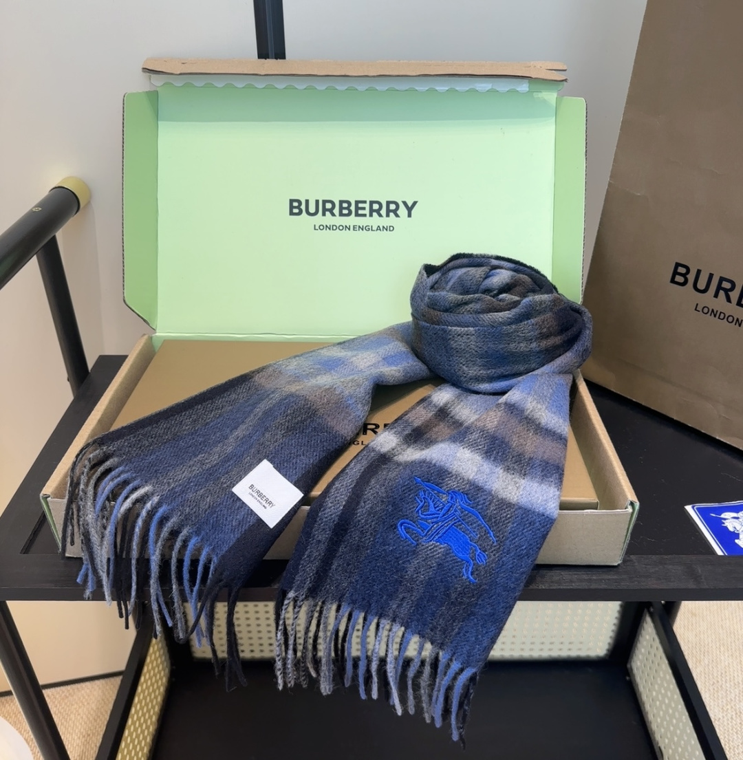Burberry · 巴宝莉围巾❗️好看的要疯掉了，太有型太有魅力了❗️❗️非常斯文时尚的秋冬单品！真的