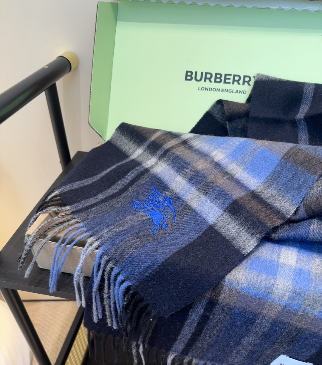 Burberry · 巴宝莉围巾❗️好看的要疯掉了，太有型太有魅力了❗️❗️非常斯文时尚的秋冬单品！真的