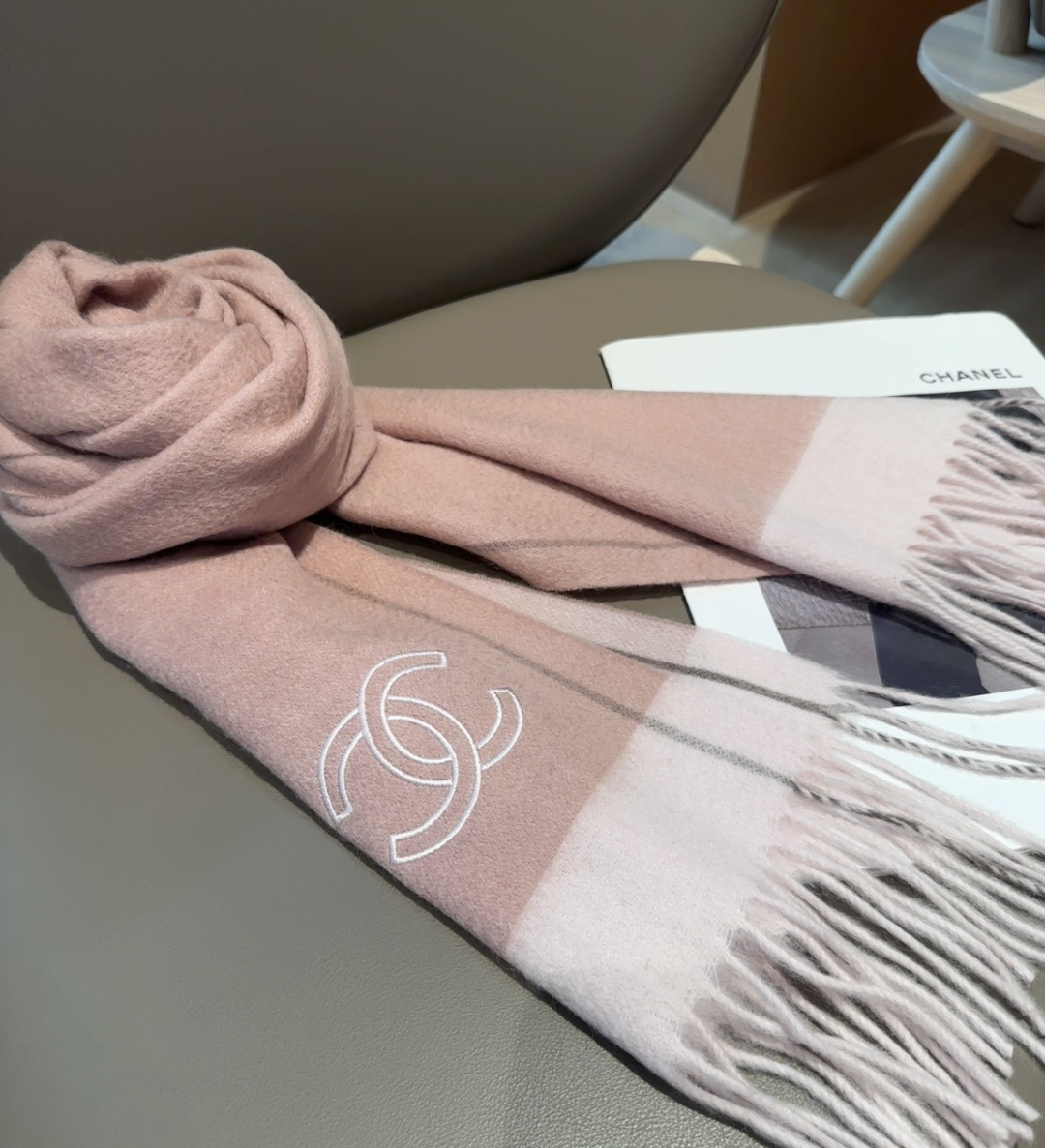 【▪Chanel · 香奈儿难得一见的温柔配色，超级迷恋❗️气质低调恬静又不失优雅❗️】重点推荐❗️高级