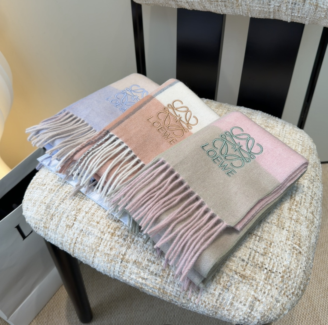 【▪Loewe · 罗意威难得一见的温柔配色，低调又不失优雅❗】重点推荐❗双面配色，一条围巾两种风格搭配