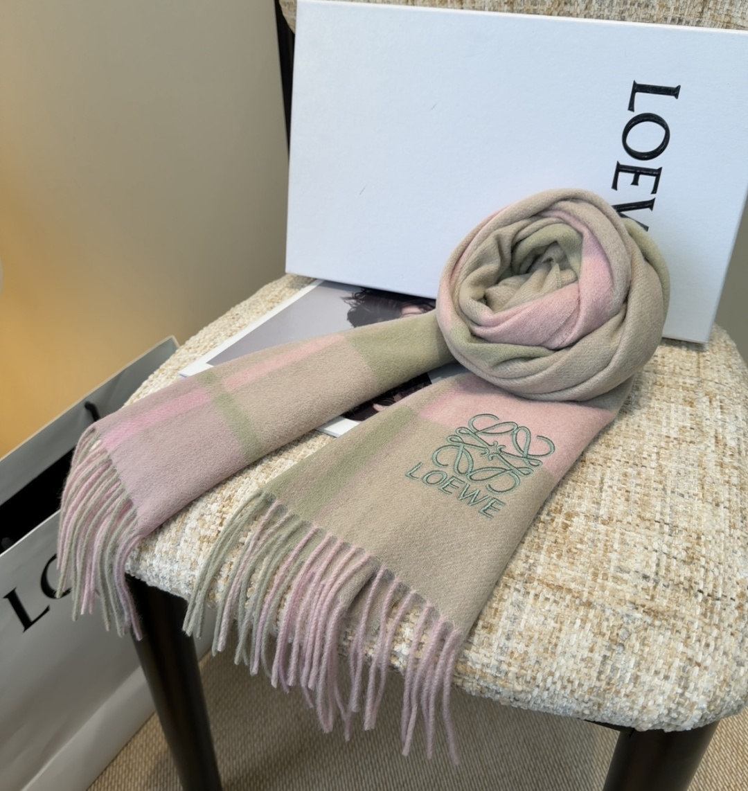 【▪Loewe · 罗意威难得一见的温柔配色，低调又不失优雅❗】重点推荐❗双面配色，一条围巾两种风格搭配