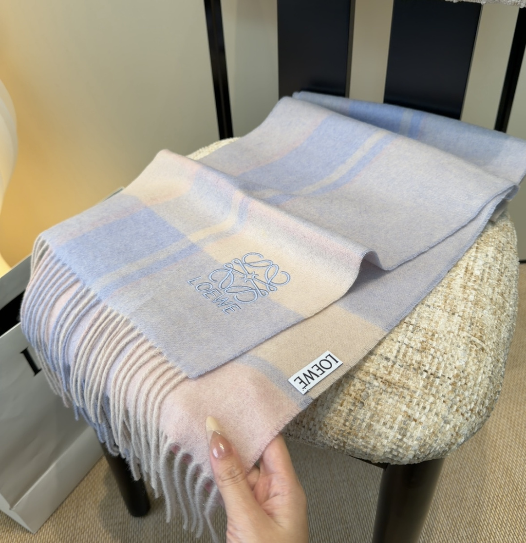 【▪Loewe · 罗意威难得一见的温柔配色，低调又不失优雅❗】重点推荐❗双面配色，一条围巾两种风格搭配