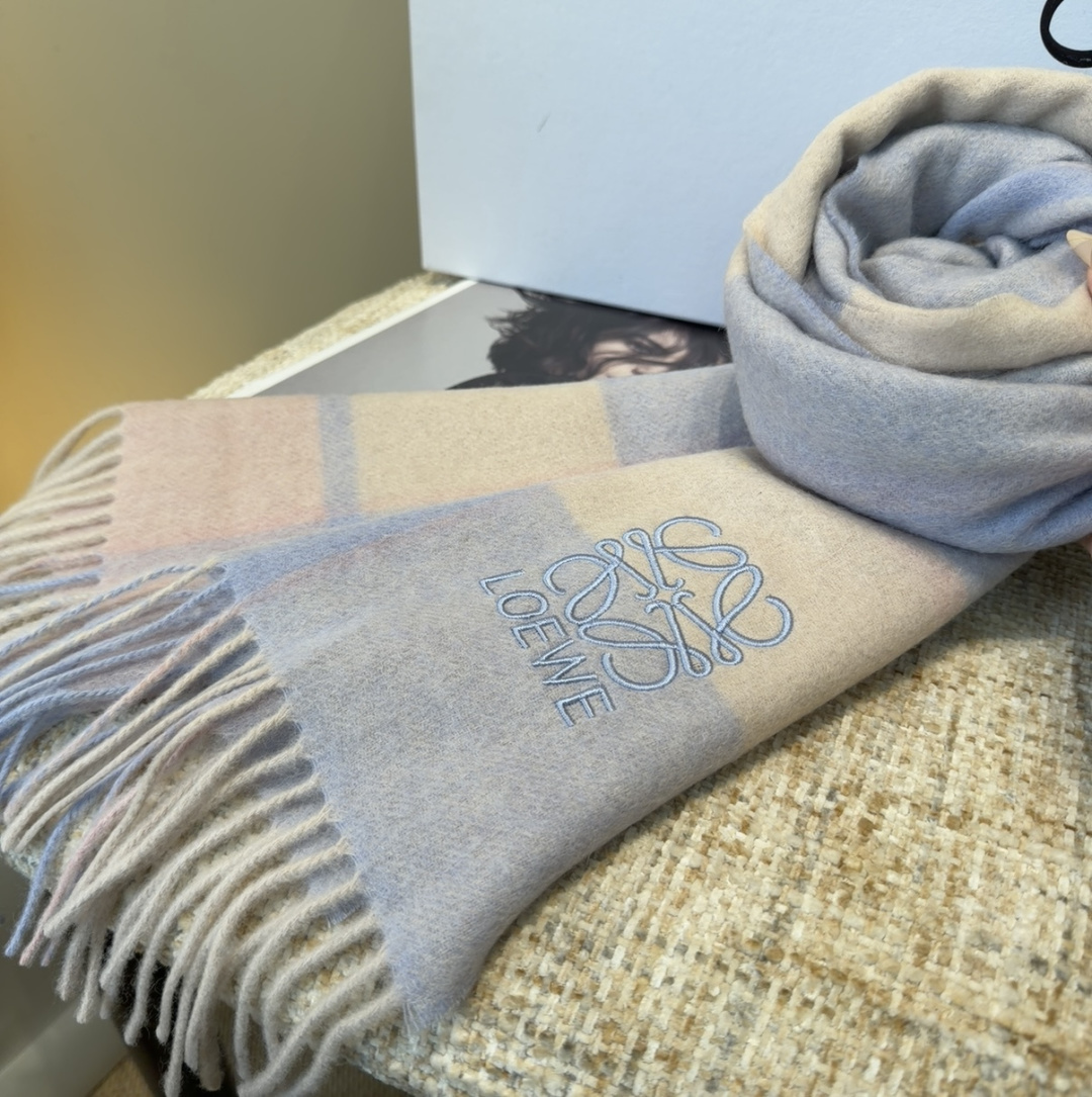 【▪Loewe · 罗意威难得一见的温柔配色，低调又不失优雅❗】重点推荐❗双面配色，一条围巾两种风格搭配