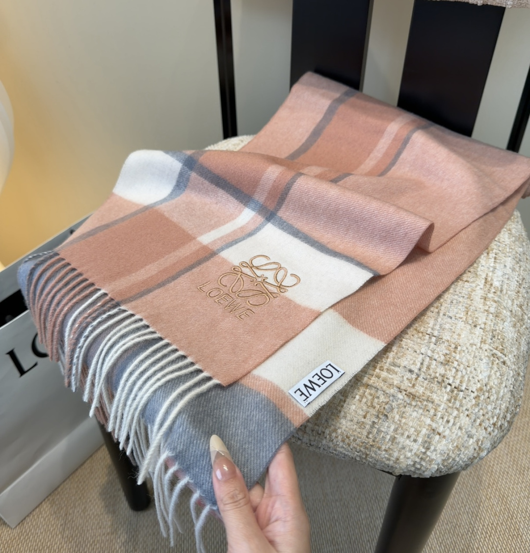 【▪Loewe · 罗意威难得一见的温柔配色，低调又不失优雅❗】重点推荐❗双面配色，一条围巾两种风格搭配