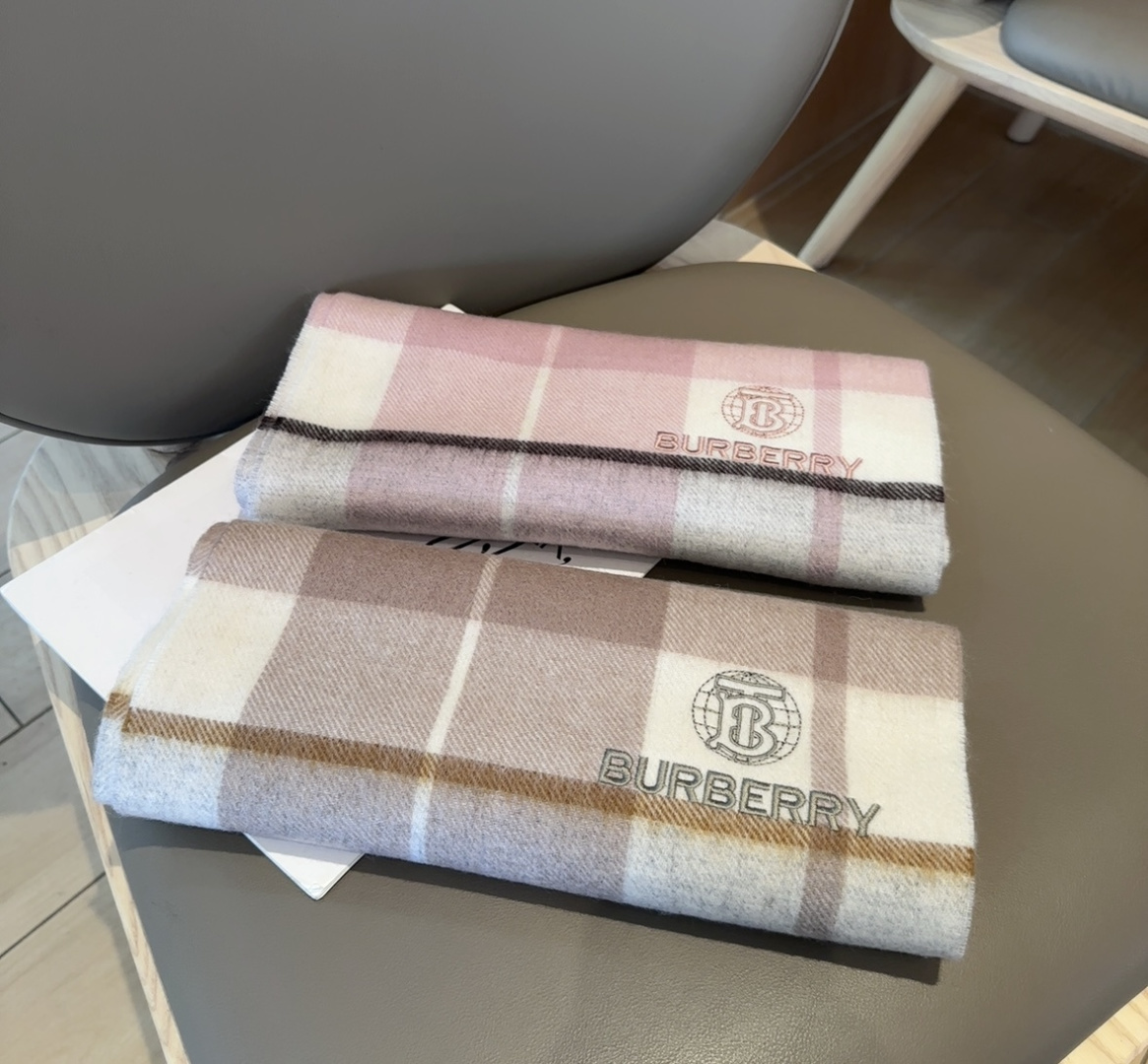 Burberry · 巴宝莉围巾❗️好看的要疯掉了，太有型太有魅力了❗️❗️非常斯文时尚的秋冬单品！真的