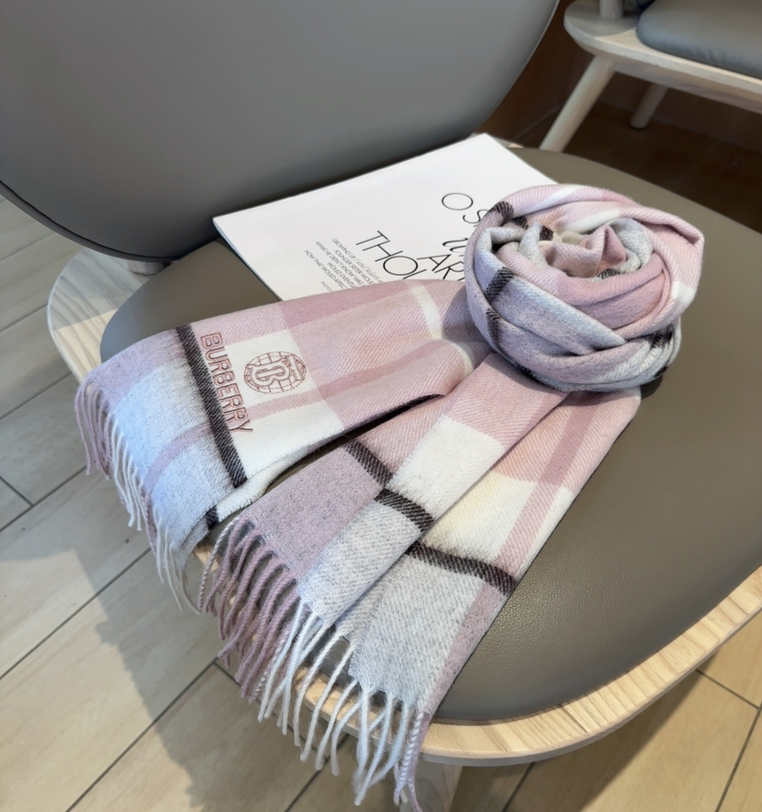 Burberry · 巴宝莉围巾❗️好看的要疯掉了，太有型太有魅力了❗️❗️非常斯文时尚的秋冬单品！真的