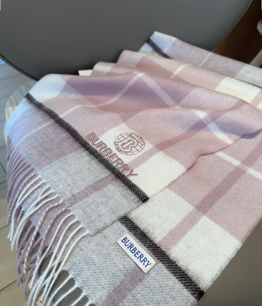 Burberry · 巴宝莉围巾❗️好看的要疯掉了，太有型太有魅力了❗️❗️非常斯文时尚的秋冬单品！真的