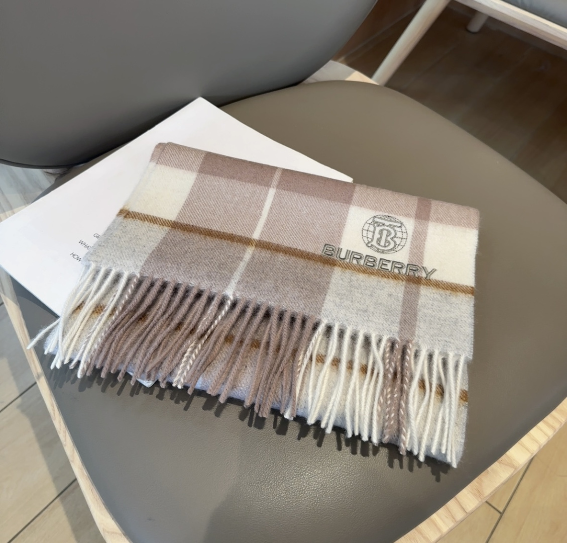 Burberry · 巴宝莉围巾❗️好看的要疯掉了，太有型太有魅力了❗️❗️非常斯文时尚的秋冬单品！真的