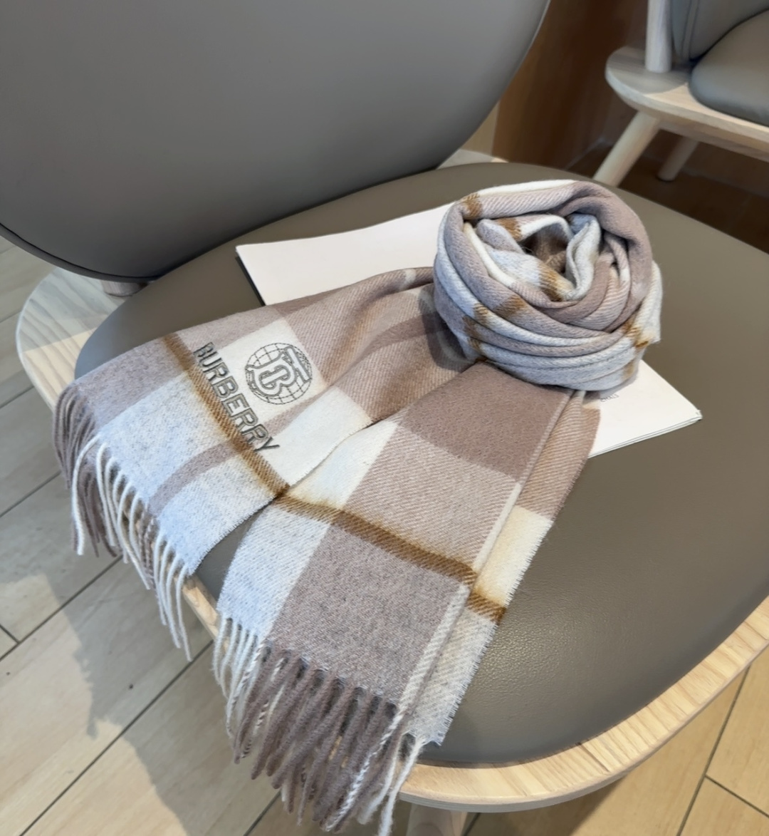 Burberry · 巴宝莉围巾❗️好看的要疯掉了，太有型太有魅力了❗️❗️非常斯文时尚的秋冬单品！真的