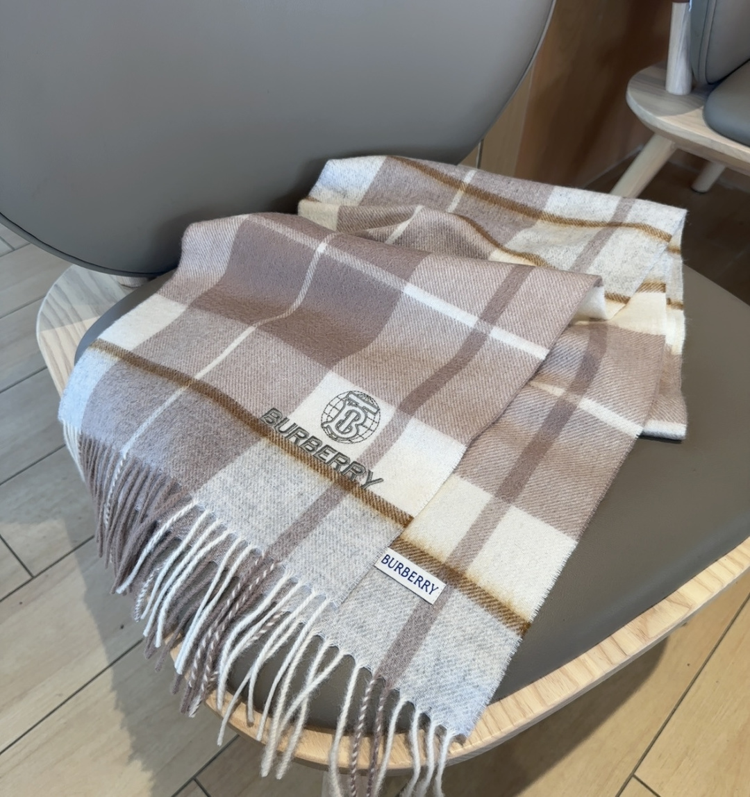 Burberry · 巴宝莉围巾❗️好看的要疯掉了，太有型太有魅力了❗️❗️非常斯文时尚的秋冬单品！真的