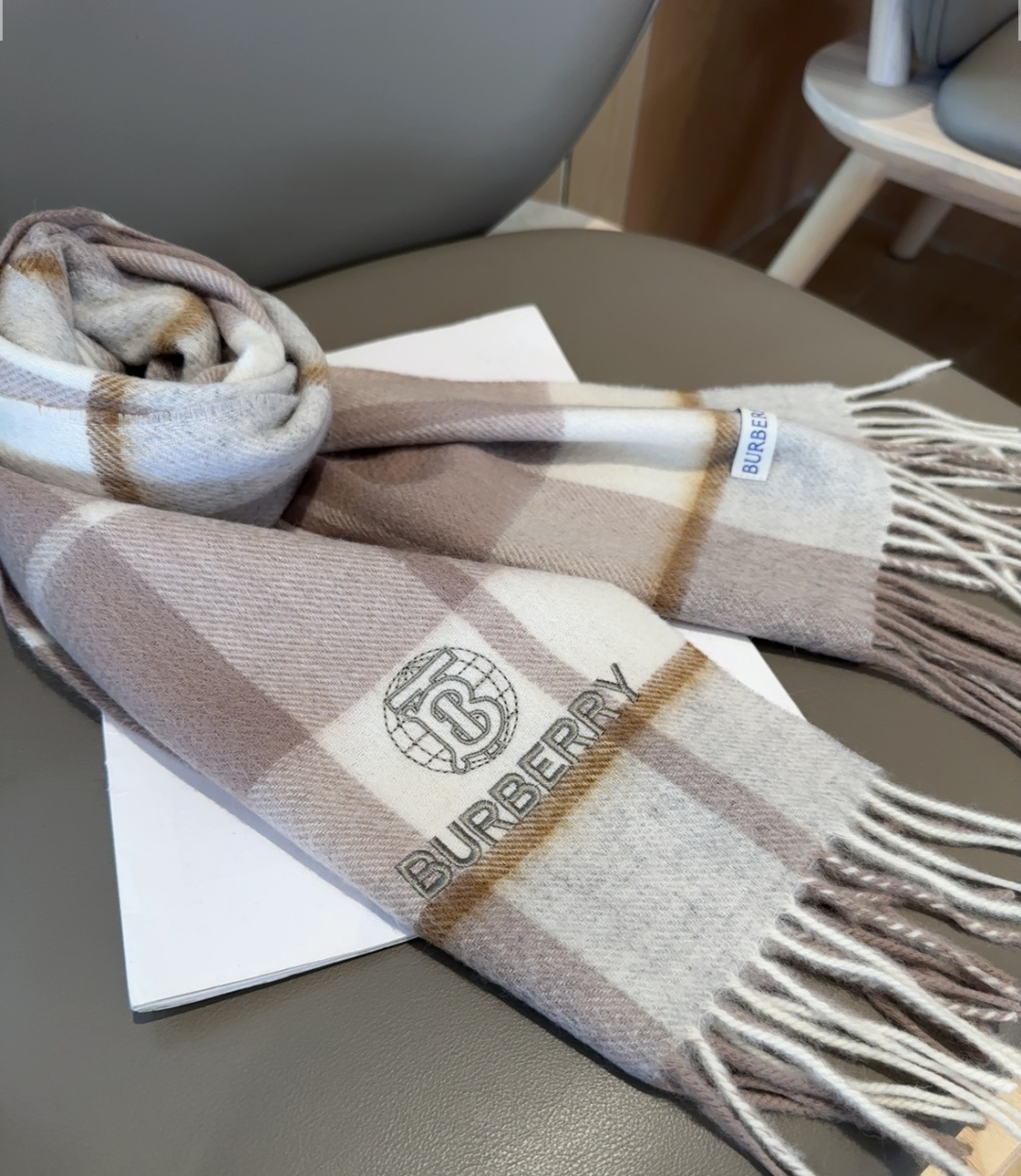 Burberry · 巴宝莉围巾❗️好看的要疯掉了，太有型太有魅力了❗️❗️非常斯文时尚的秋冬单品！真的