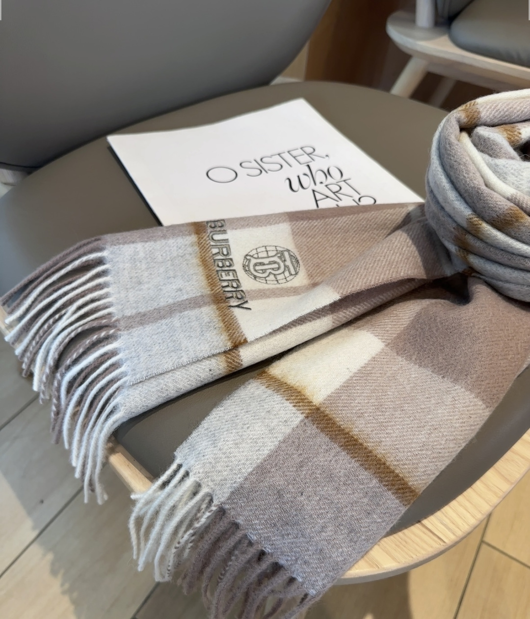 Burberry · 巴宝莉围巾❗️好看的要疯掉了，太有型太有魅力了❗️❗️非常斯文时尚的秋冬单品！真的