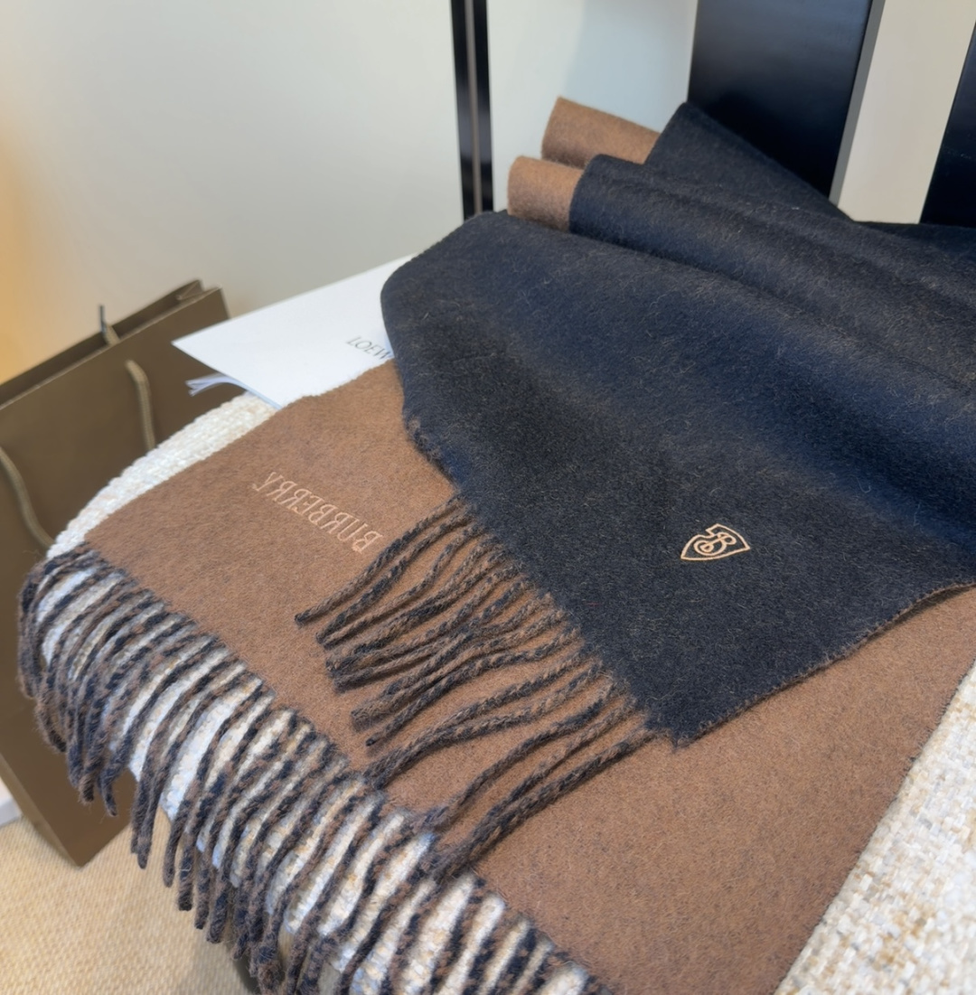 巴宝莉围巾❗️好看的要疯掉了，太有型太有魅力了❗️❗️非常斯文时尚的秋冬单品！真的很喜欢，非常Class