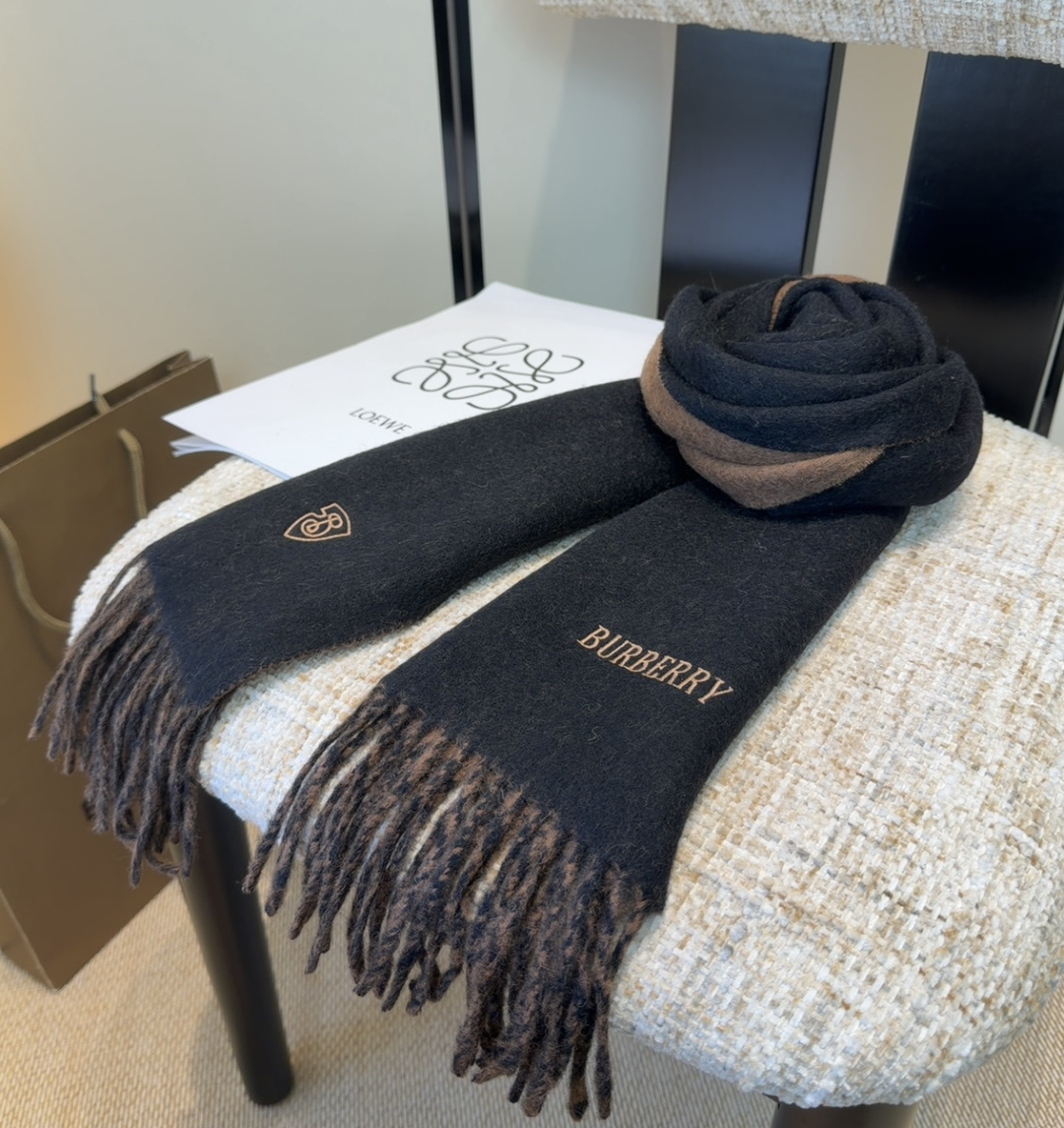 巴宝莉围巾❗️好看的要疯掉了，太有型太有魅力了❗️❗️非常斯文时尚的秋冬单品！真的很喜欢，非常Class