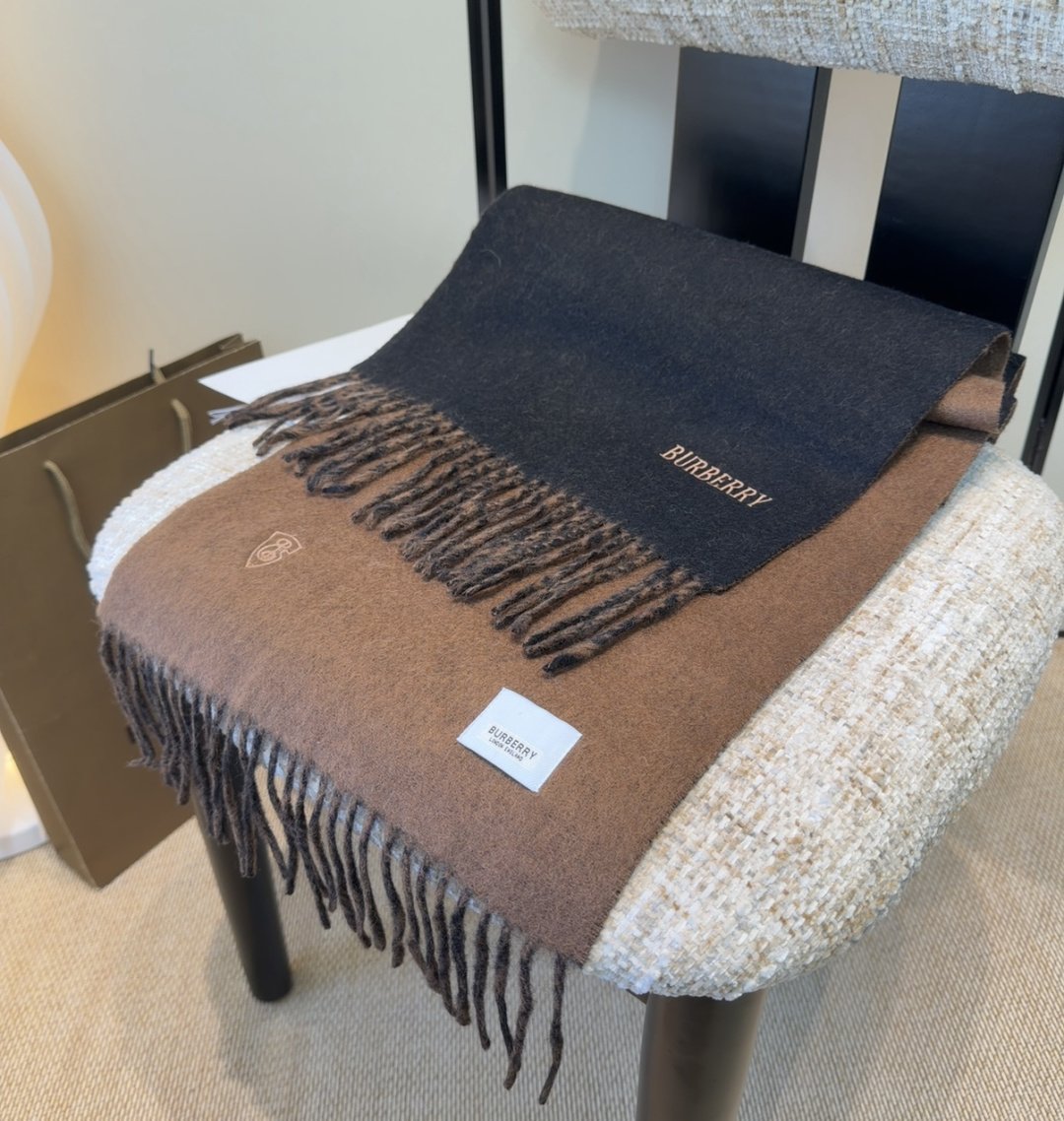 巴宝莉围巾❗️好看的要疯掉了，太有型太有魅力了❗️❗️非常斯文时尚的秋冬单品！真的很喜欢，非常Class