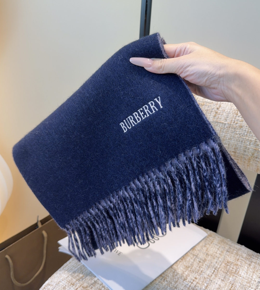 巴宝莉围巾❗️好看的要疯掉了，太有型太有魅力了❗️❗️非常斯文时尚的秋冬单品！真的很喜欢，非常Class