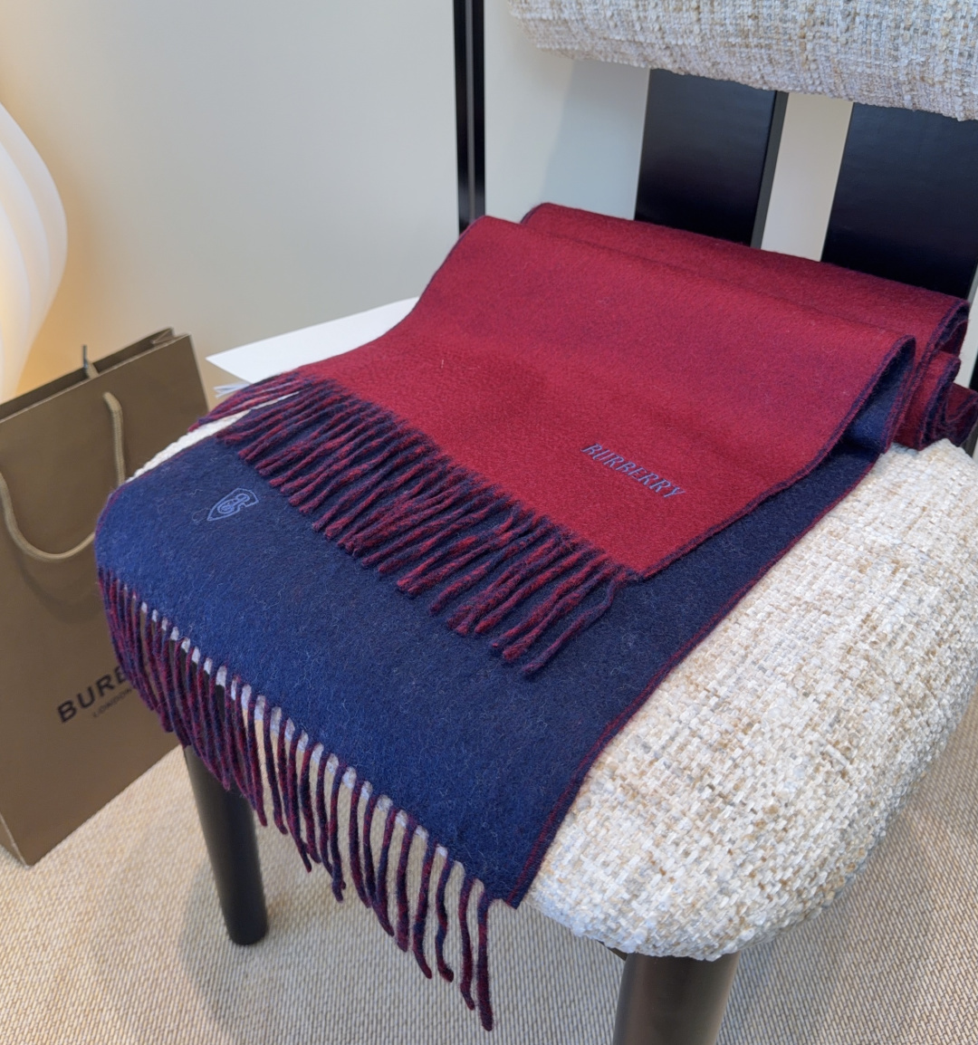 巴宝莉围巾❗️好看的要疯掉了，太有型太有魅力了❗️❗️非常斯文时尚的秋冬单品！真的很喜欢，非常Class