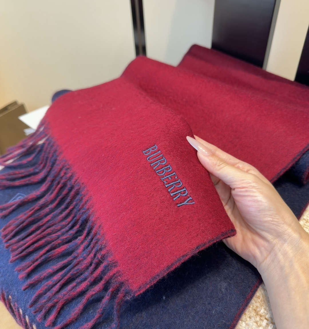 巴宝莉围巾❗️好看的要疯掉了，太有型太有魅力了❗️❗️非常斯文时尚的秋冬单品！真的很喜欢，非常Class