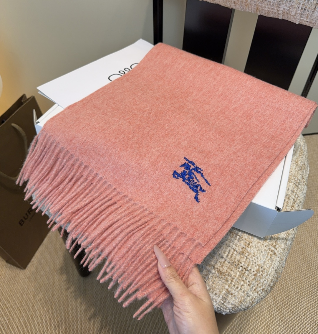 巴宝莉围巾❗️好看的要疯掉了，太有型太有魅力了❗️❗️非常斯文时尚的秋冬单品！真的很喜欢，非常Class